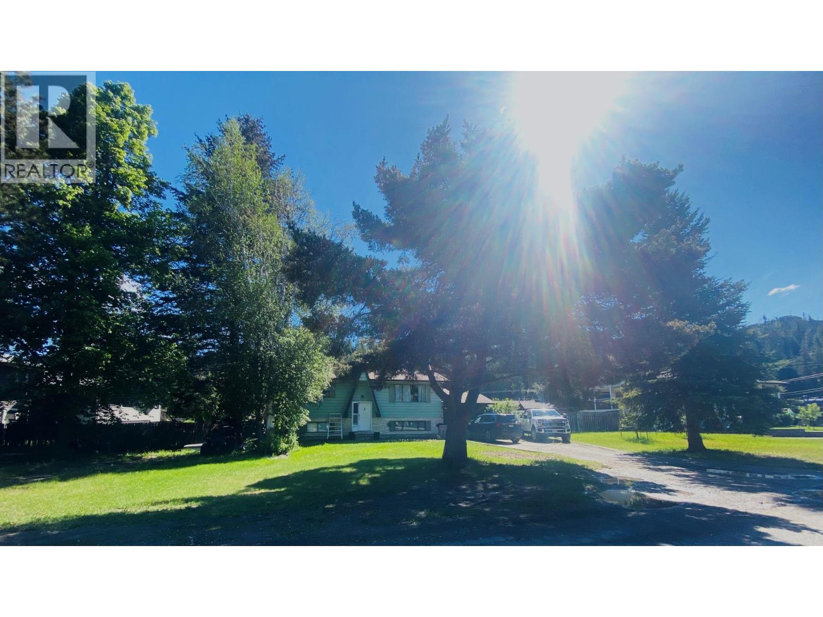 4686 SPRUCE Crescent, Barriere