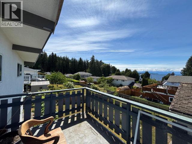 3749 STRATHCONA AVE - 10