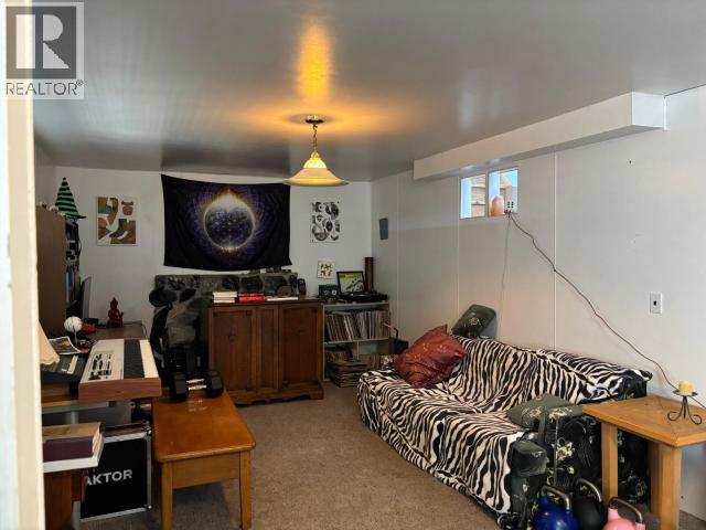 3749 STRATHCONA AVE - 13