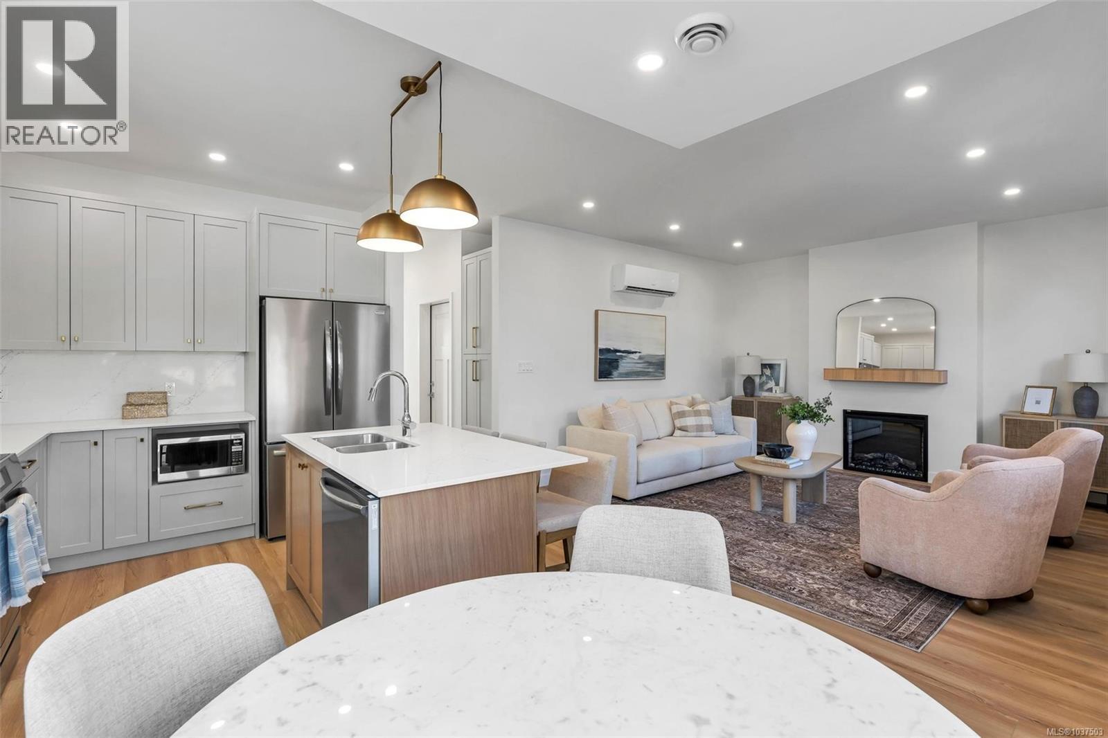 3 1255 Dunsterville Avenue, Saanich
