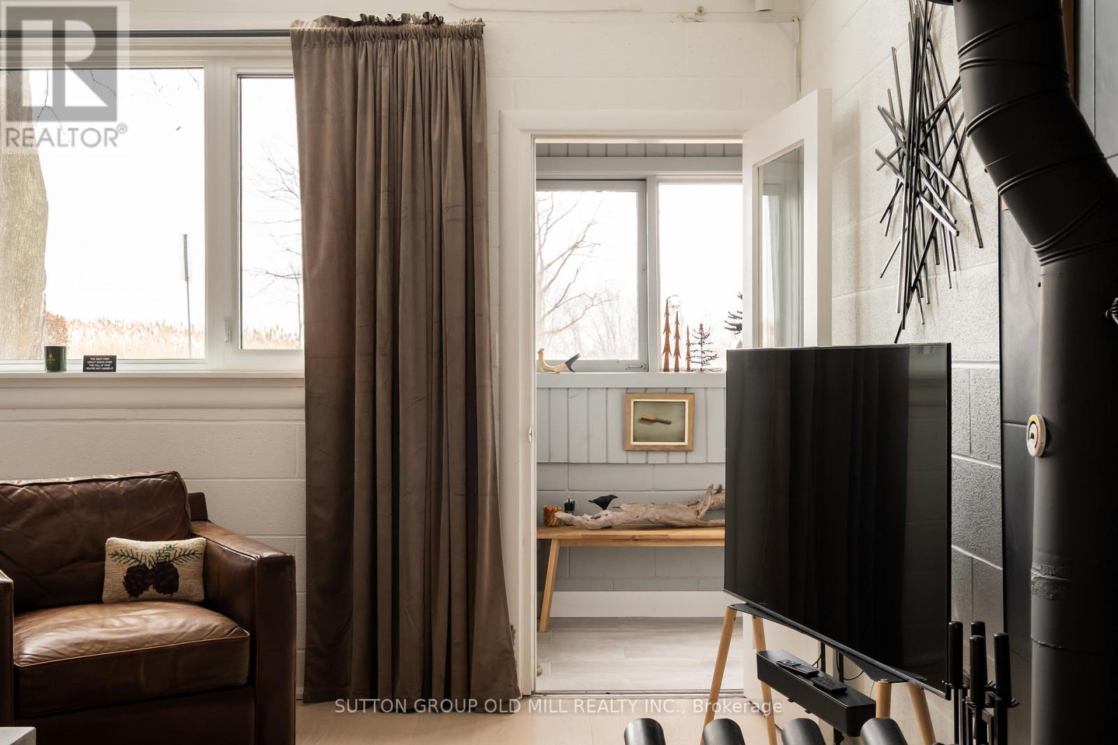 25 LAKESHORE ROAD W - 2