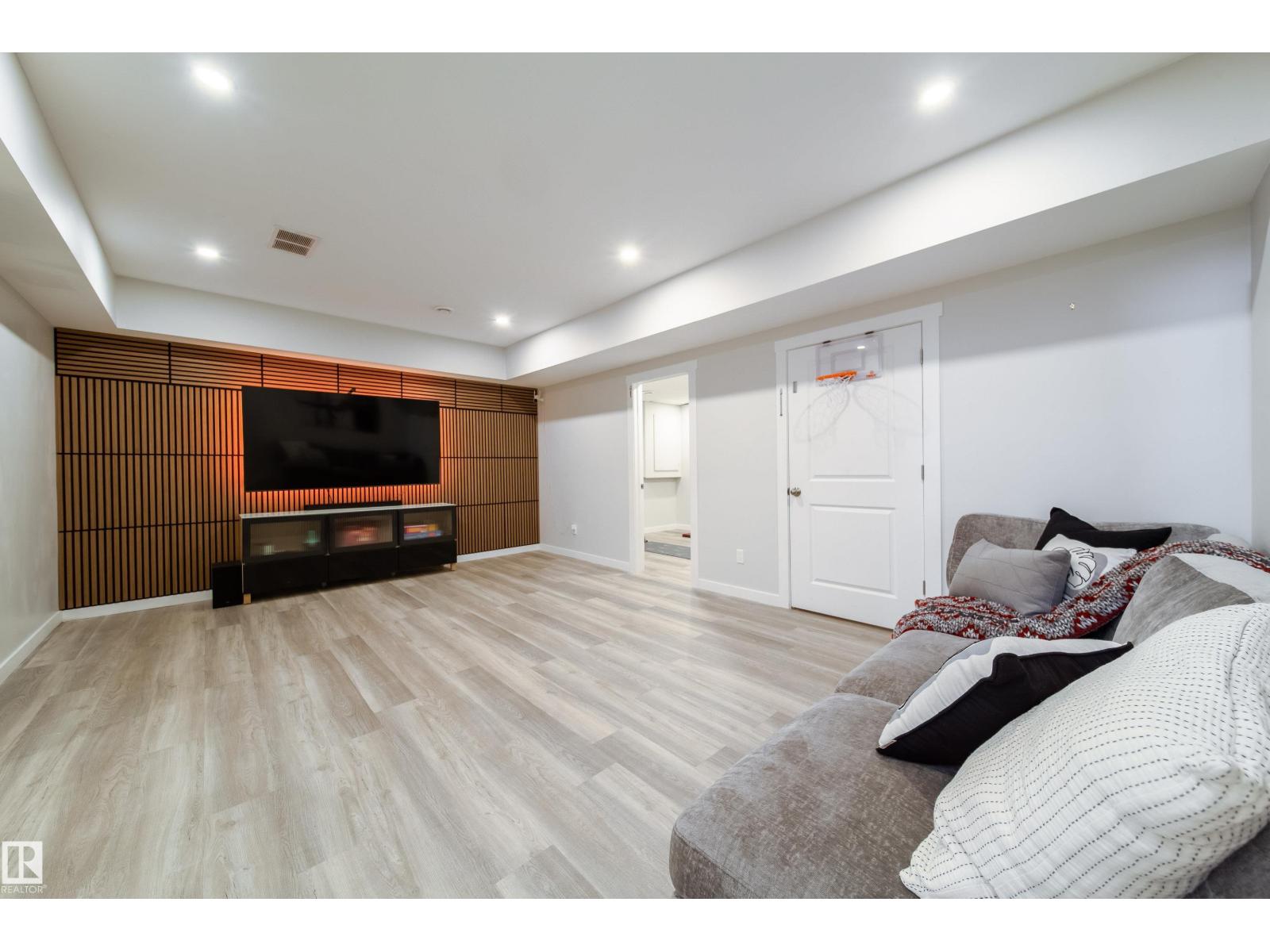 22931 96 AV NW - 33