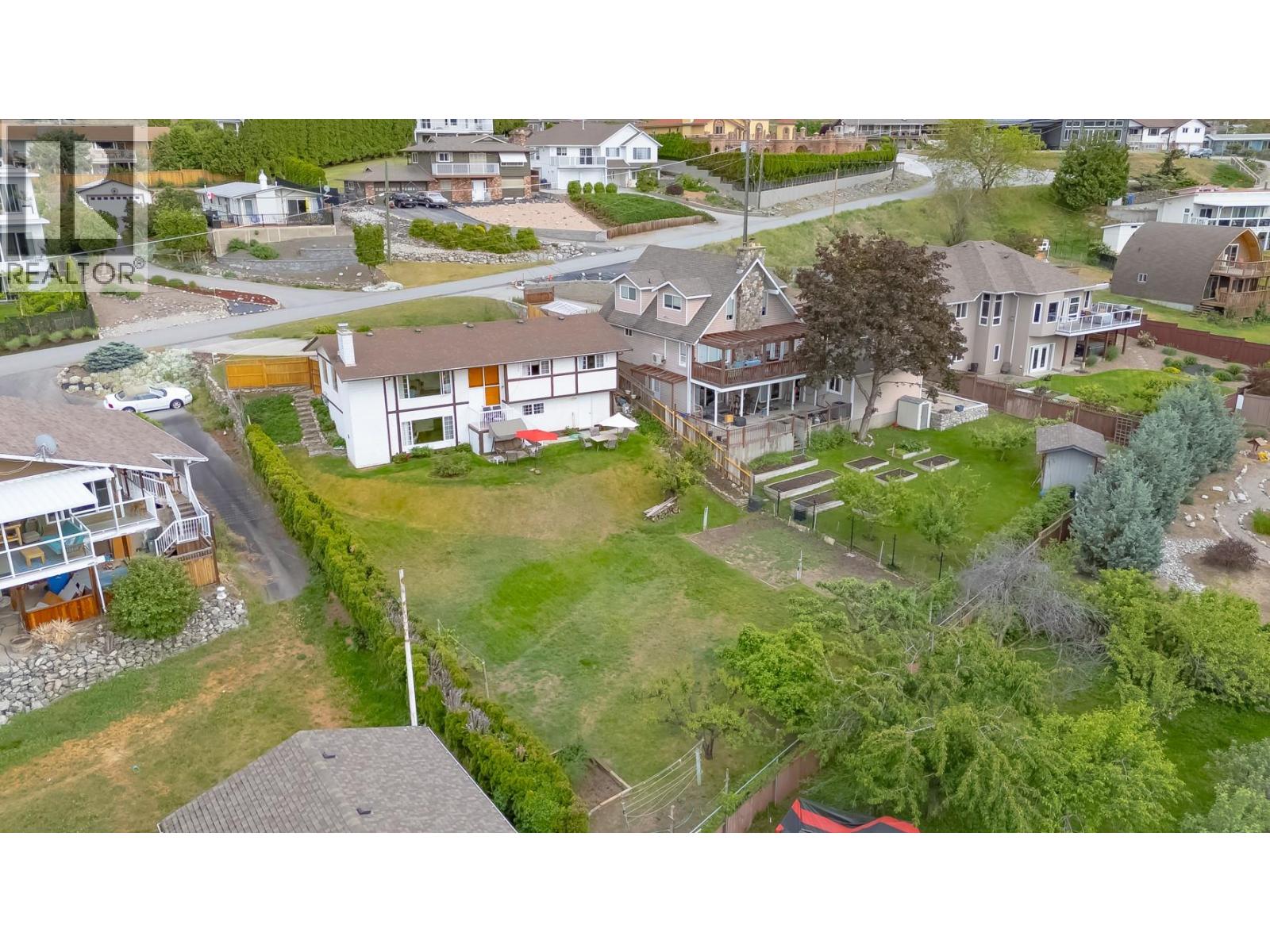 326 CARMEL Crescent - 2