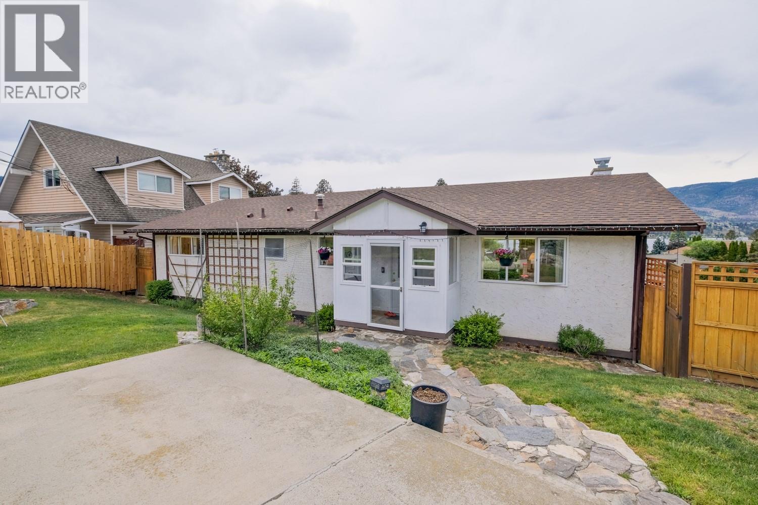 326 CARMEL Crescent - 1