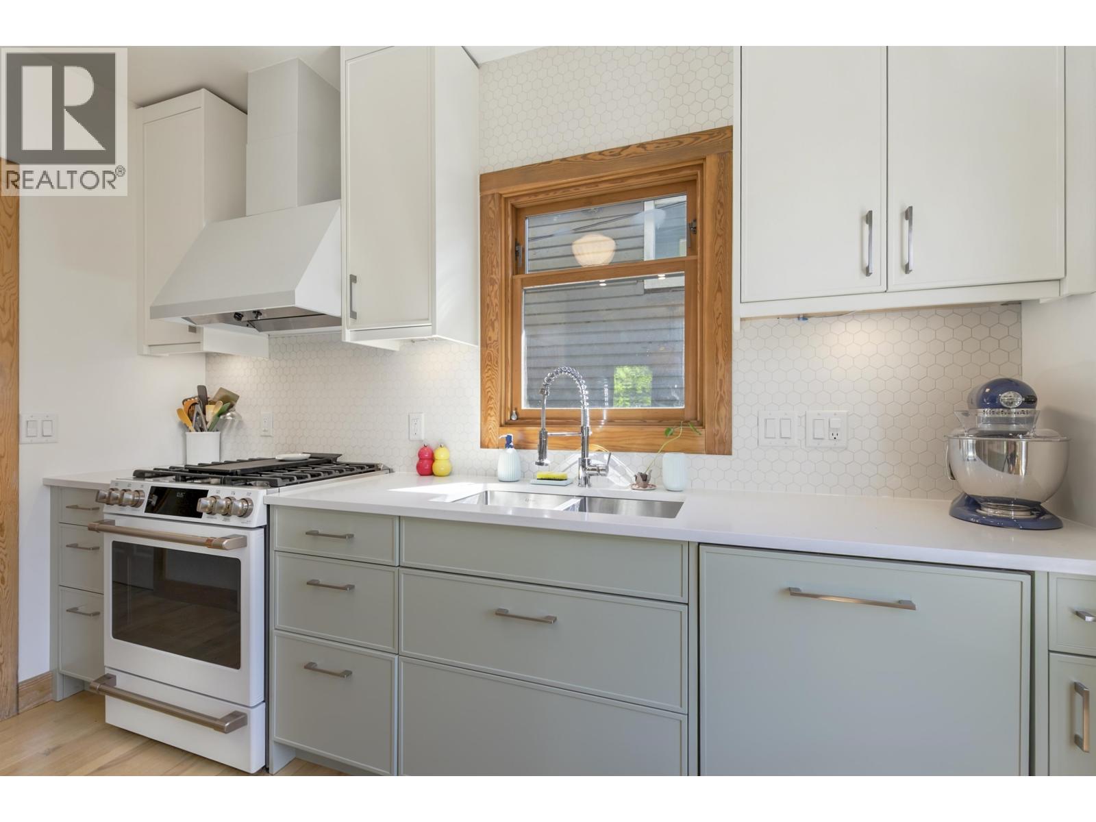 1608 WOODLAND DRIVE, Vancouver