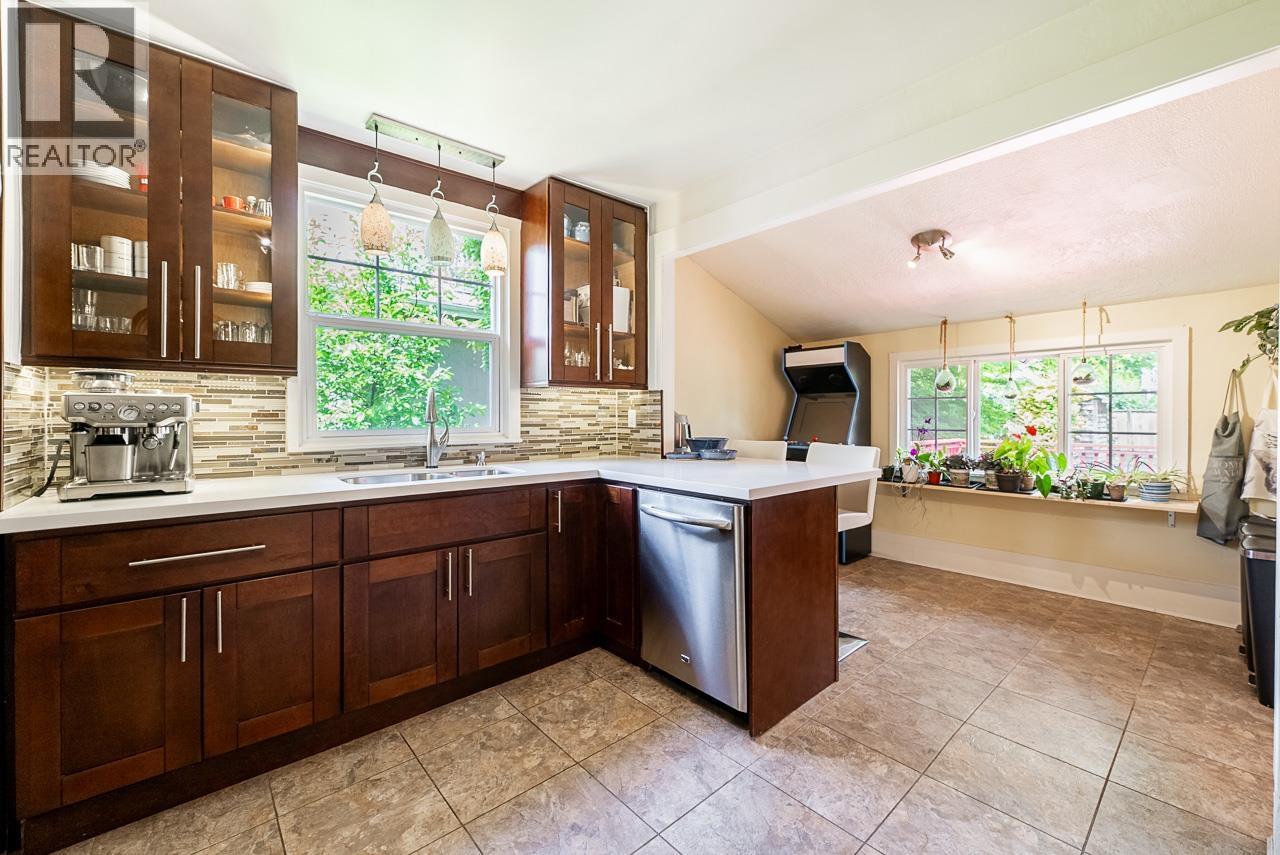264 W QUEENS ROAD, North Vancouver