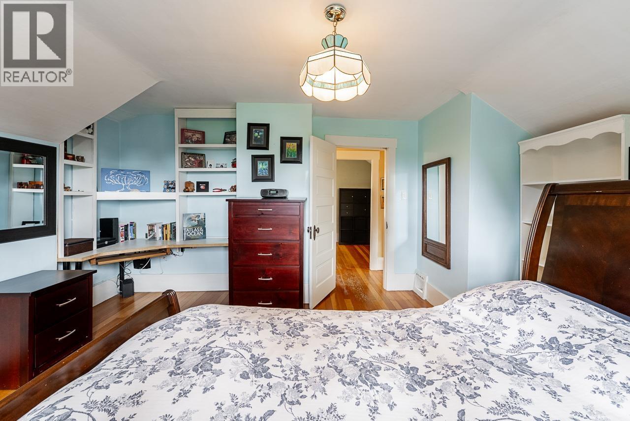 264 W QUEENS ROAD, North Vancouver