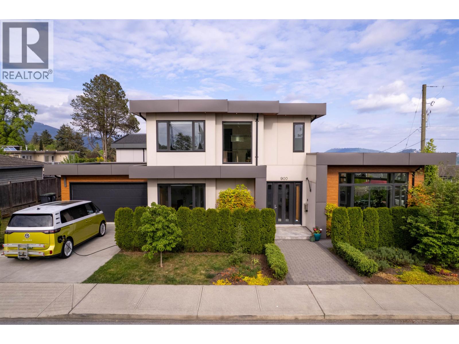 900 HENDRY AVENUE, North Vancouver
