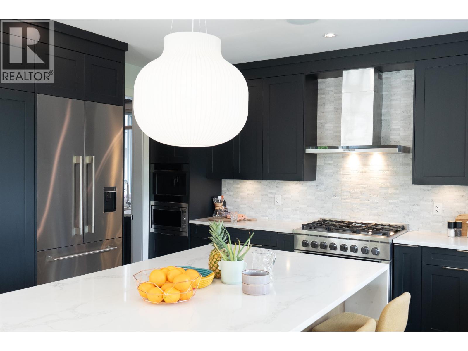 900 HENDRY AVENUE, North Vancouver