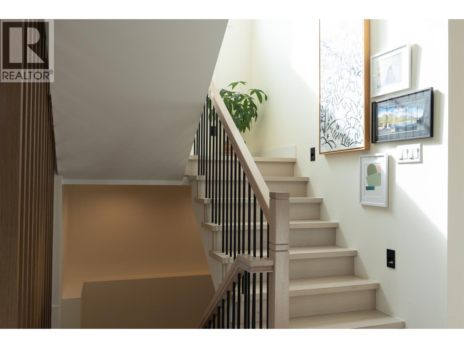 900 HENDRY AVENUE, North Vancouver
