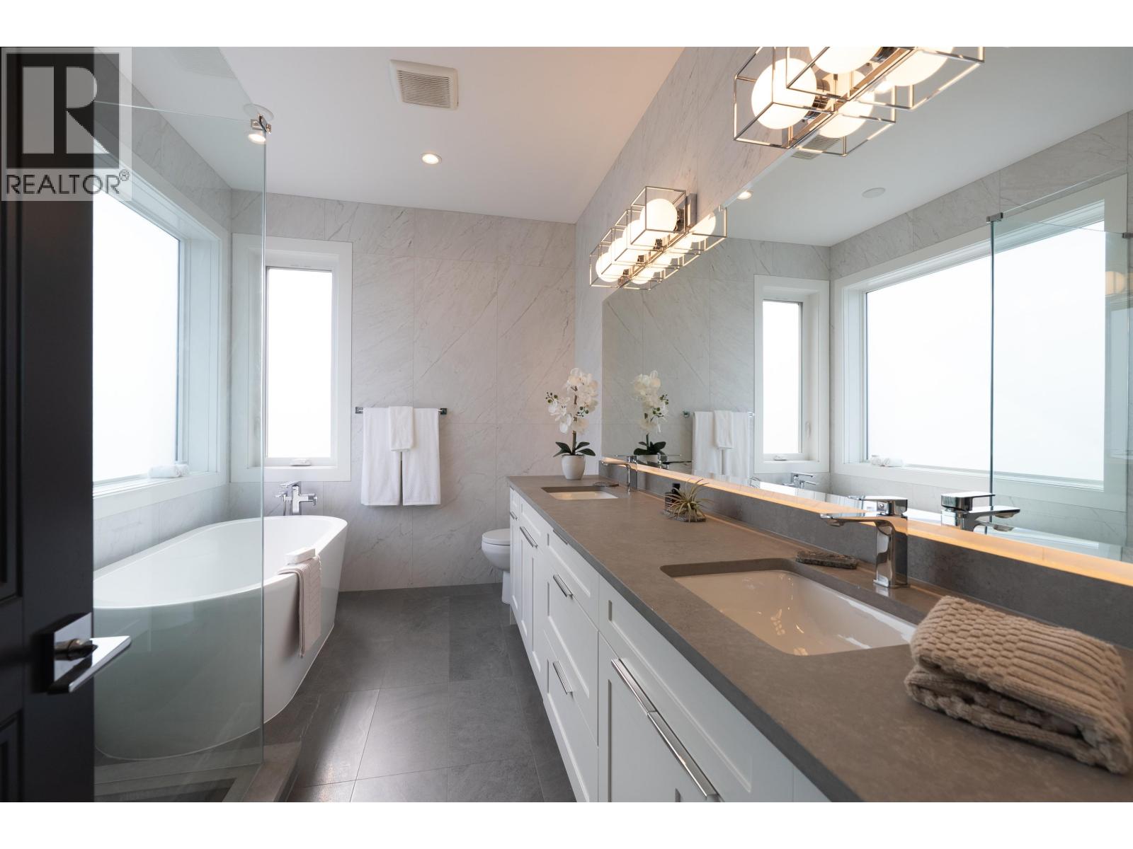 900 HENDRY AVENUE, North Vancouver