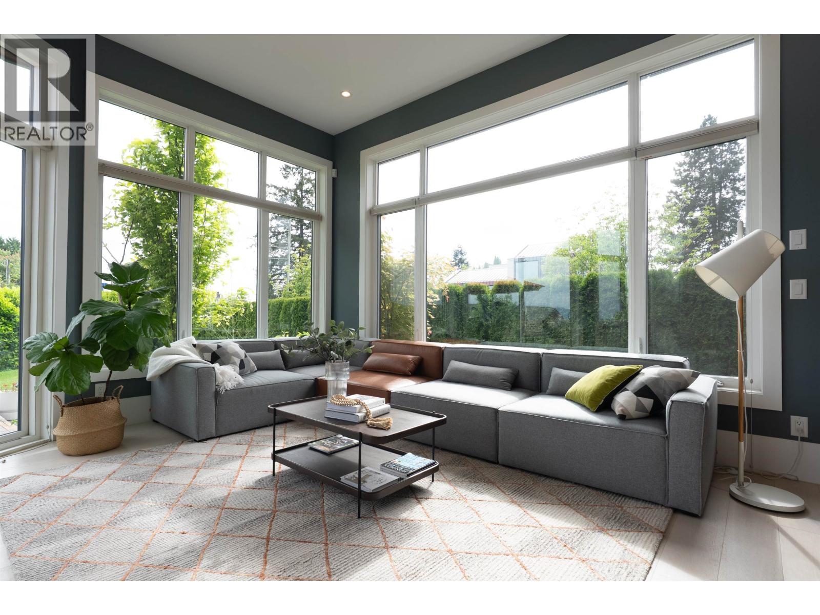 900 HENDRY AVENUE, North Vancouver