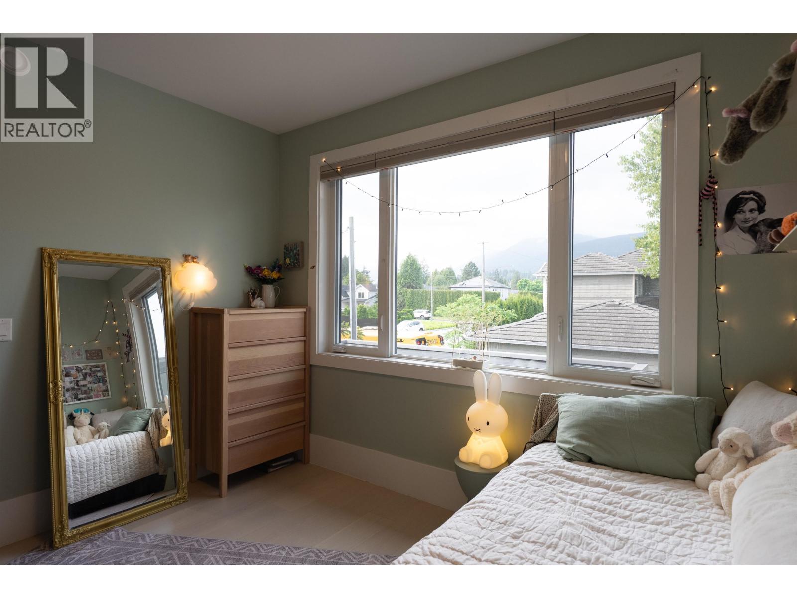 900 HENDRY AVENUE, North Vancouver