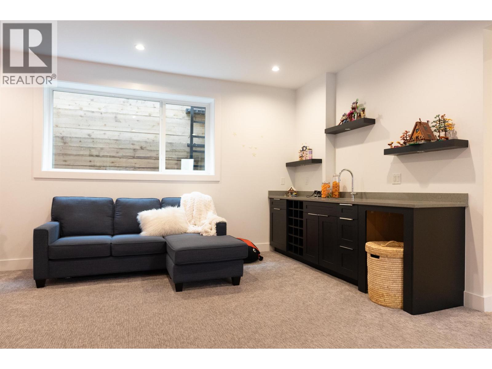 900 HENDRY AVENUE, North Vancouver