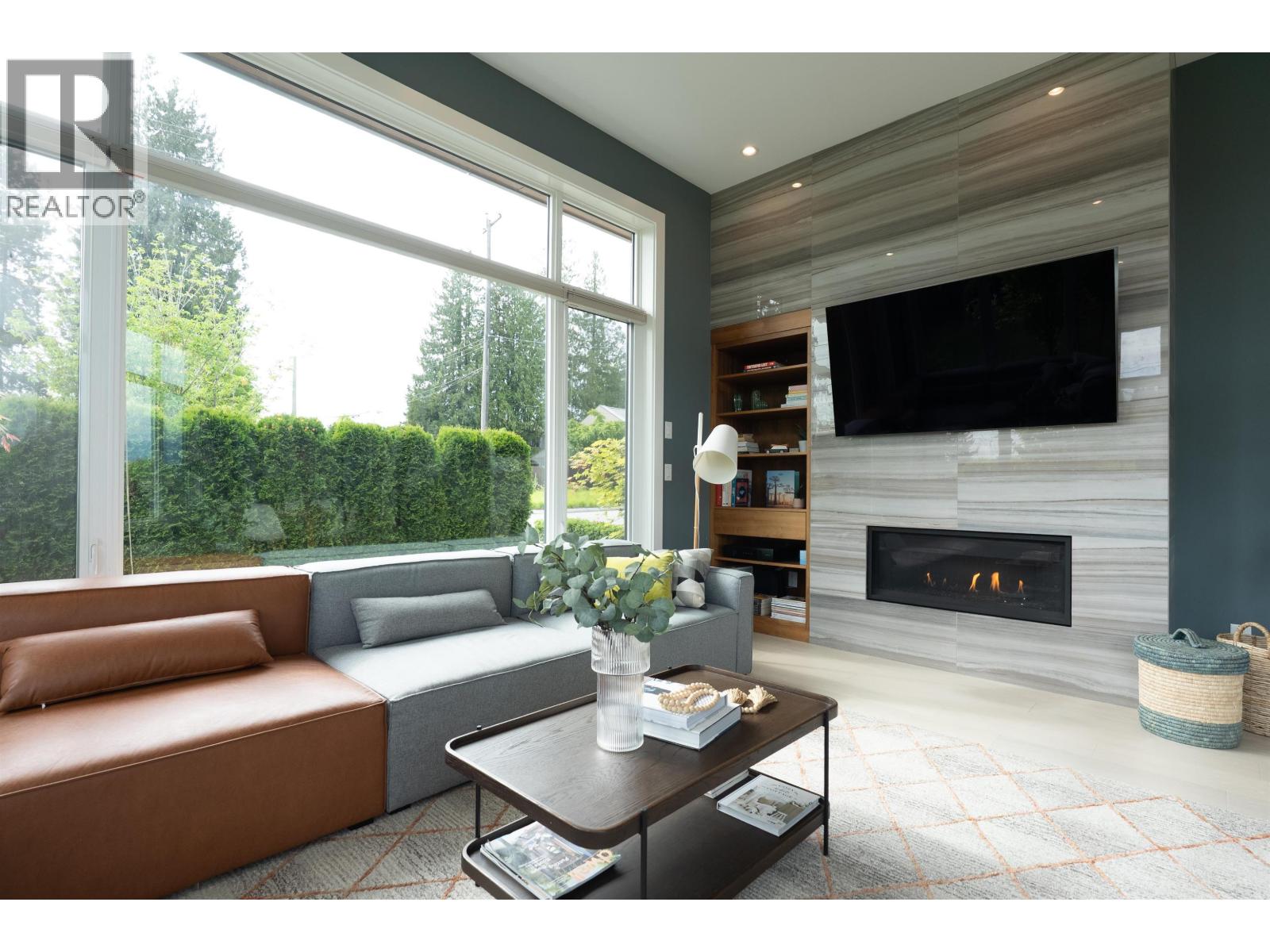 900 HENDRY AVENUE, North Vancouver