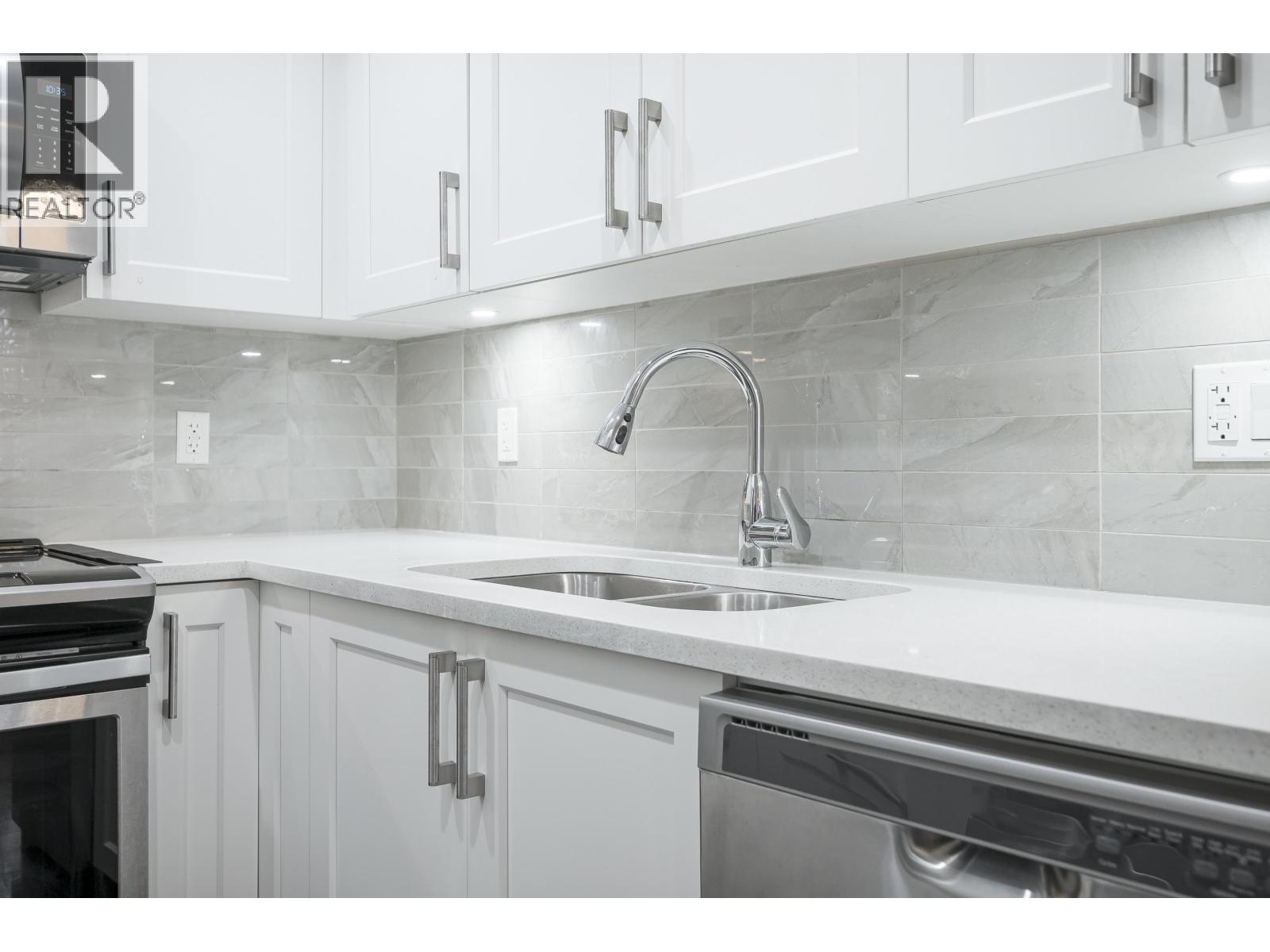 205 1990 WESTMINSTER AVENUE, Port Coquitlam