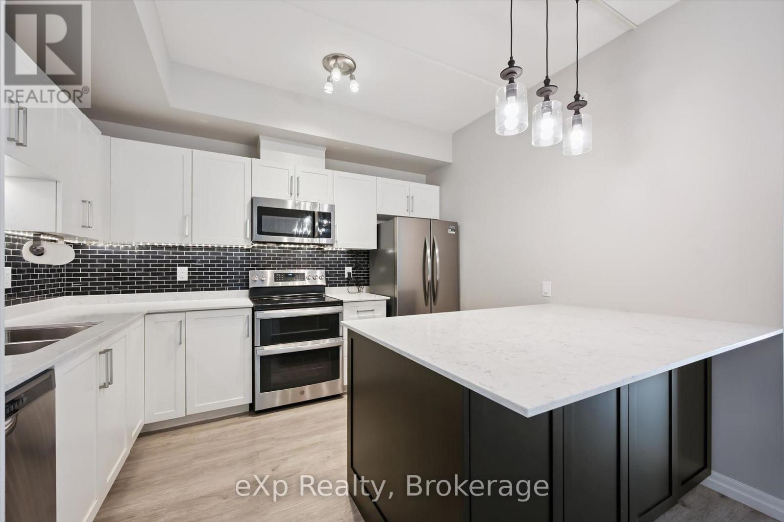 #214 35 KINGSBURY SQUARE - 1