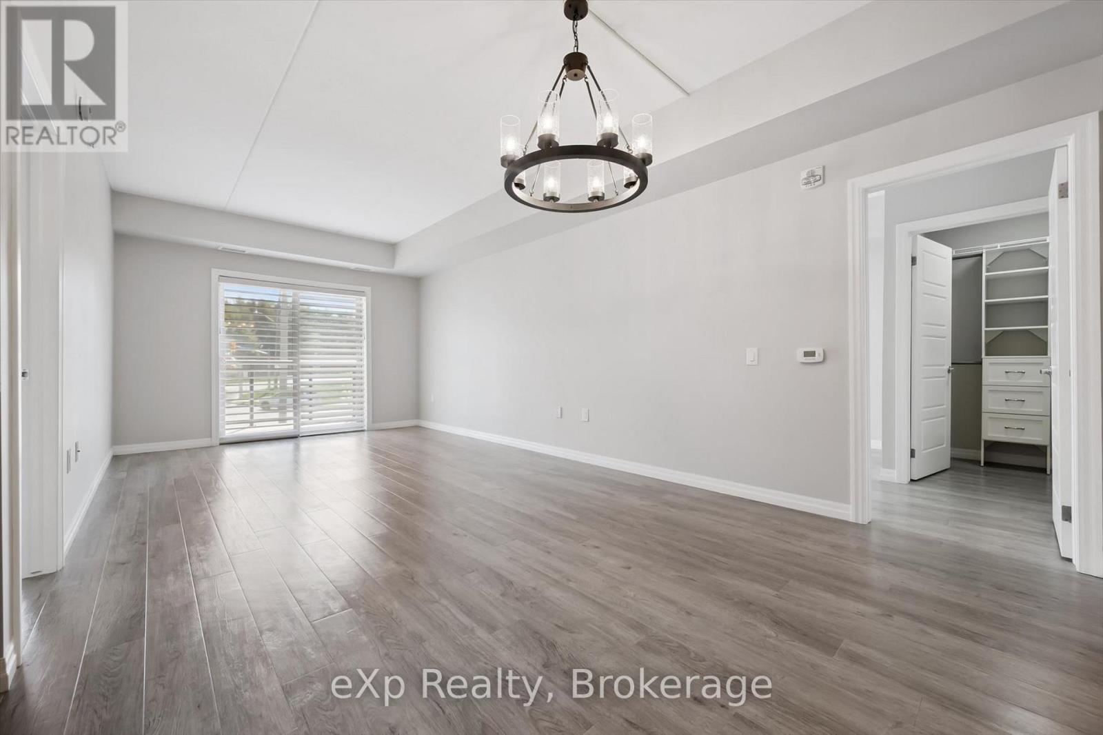#214 35 KINGSBURY SQUARE - 10
