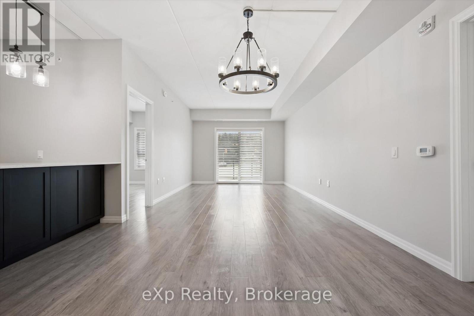 #214 35 KINGSBURY SQUARE - 11