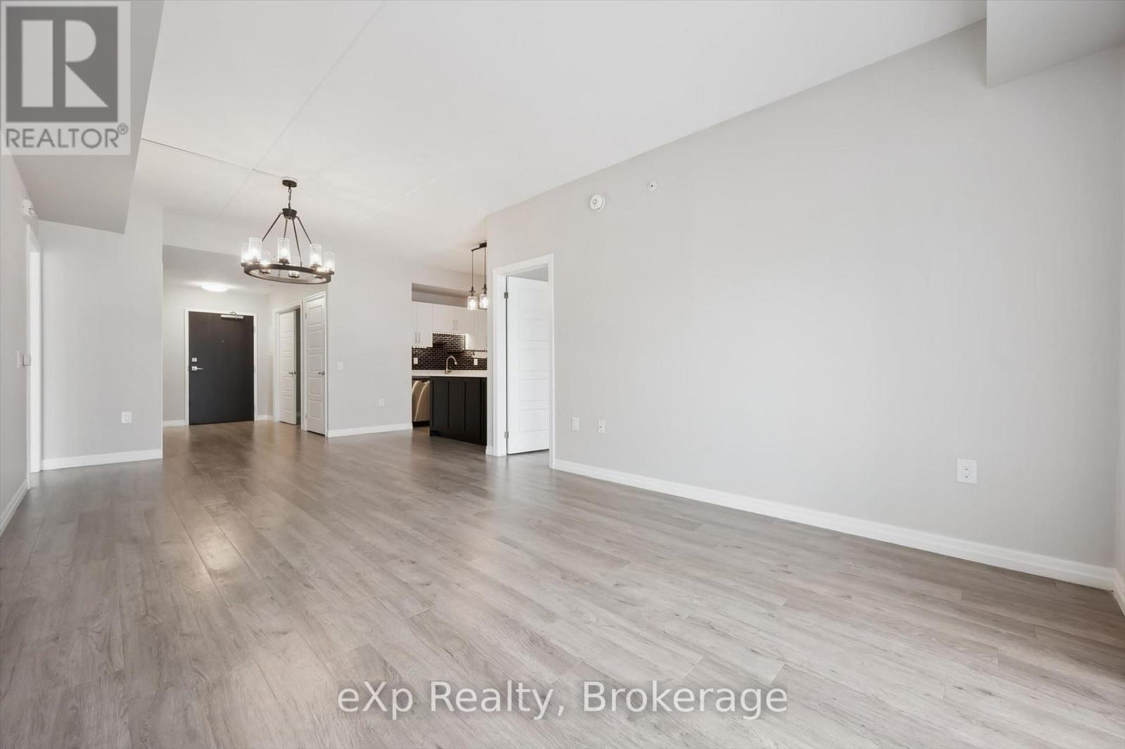 #214 35 KINGSBURY SQUARE - 13