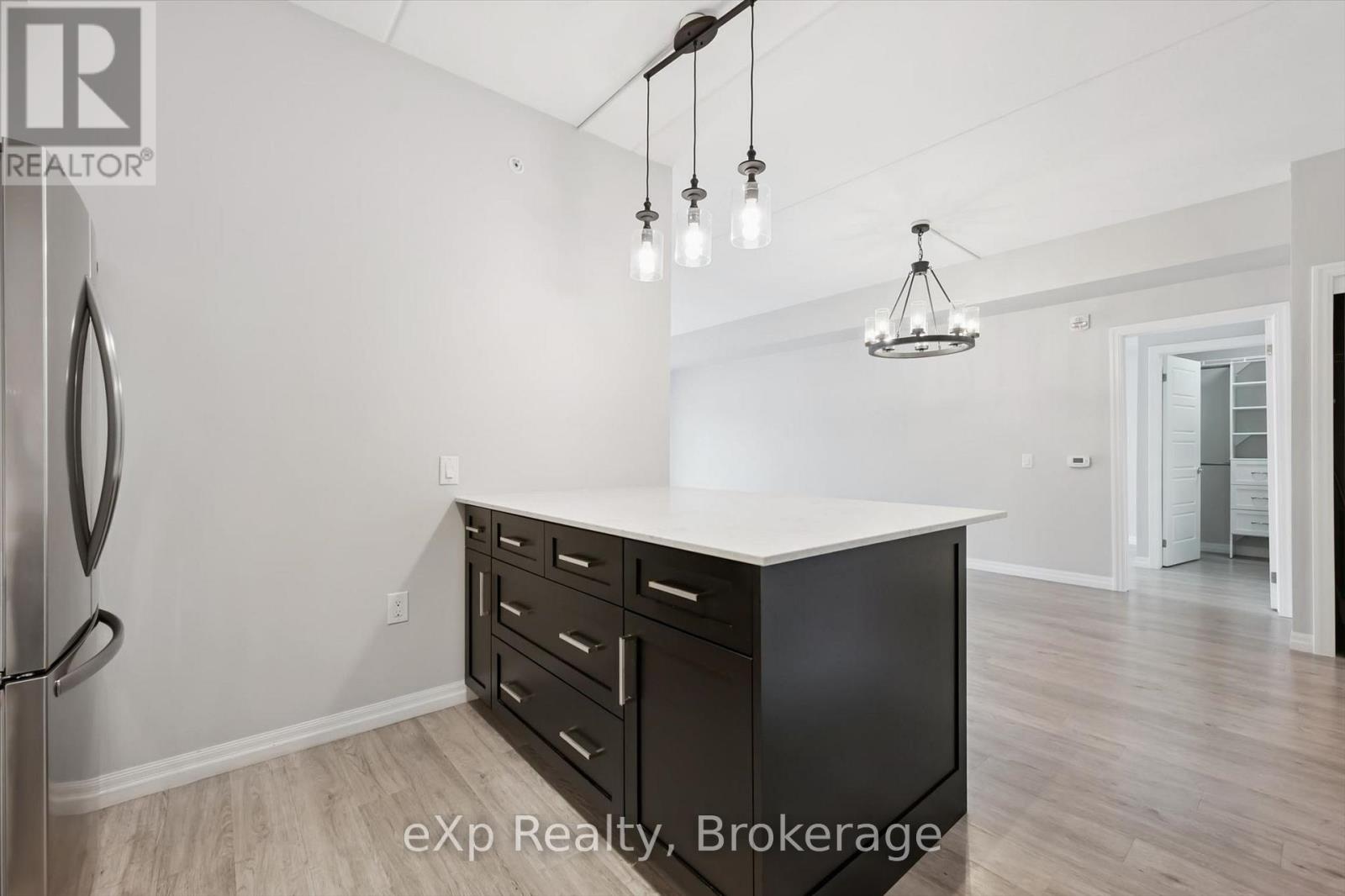 #214 35 KINGSBURY SQUARE - 17