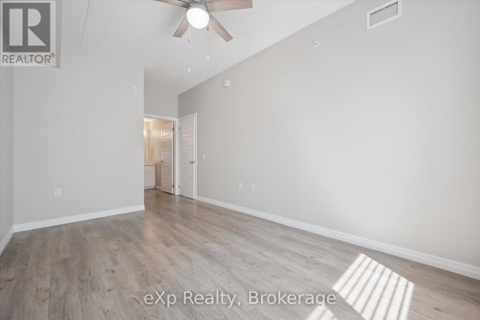 #214 35 KINGSBURY SQUARE - 21