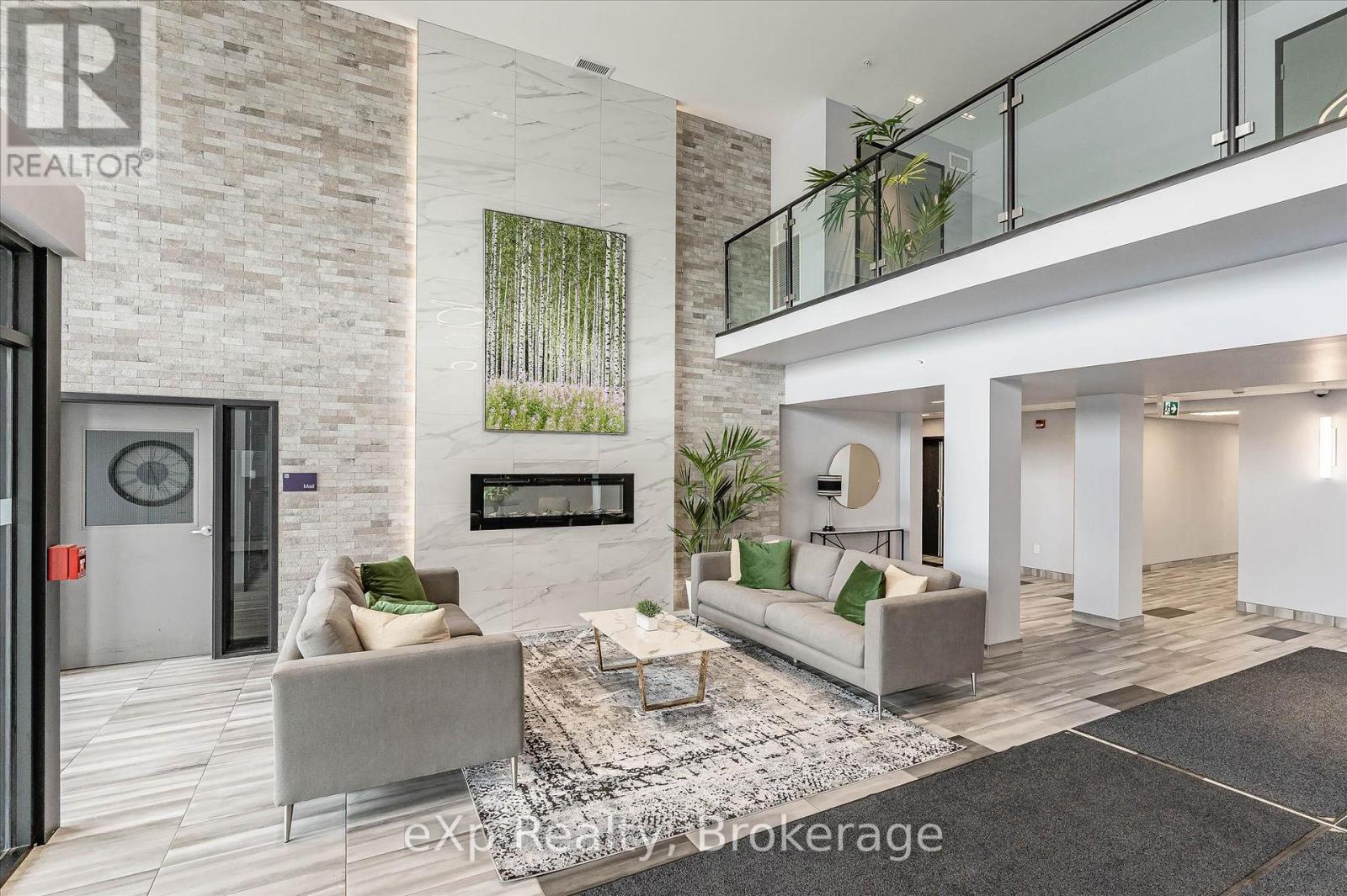 #214 35 KINGSBURY SQUARE - 6