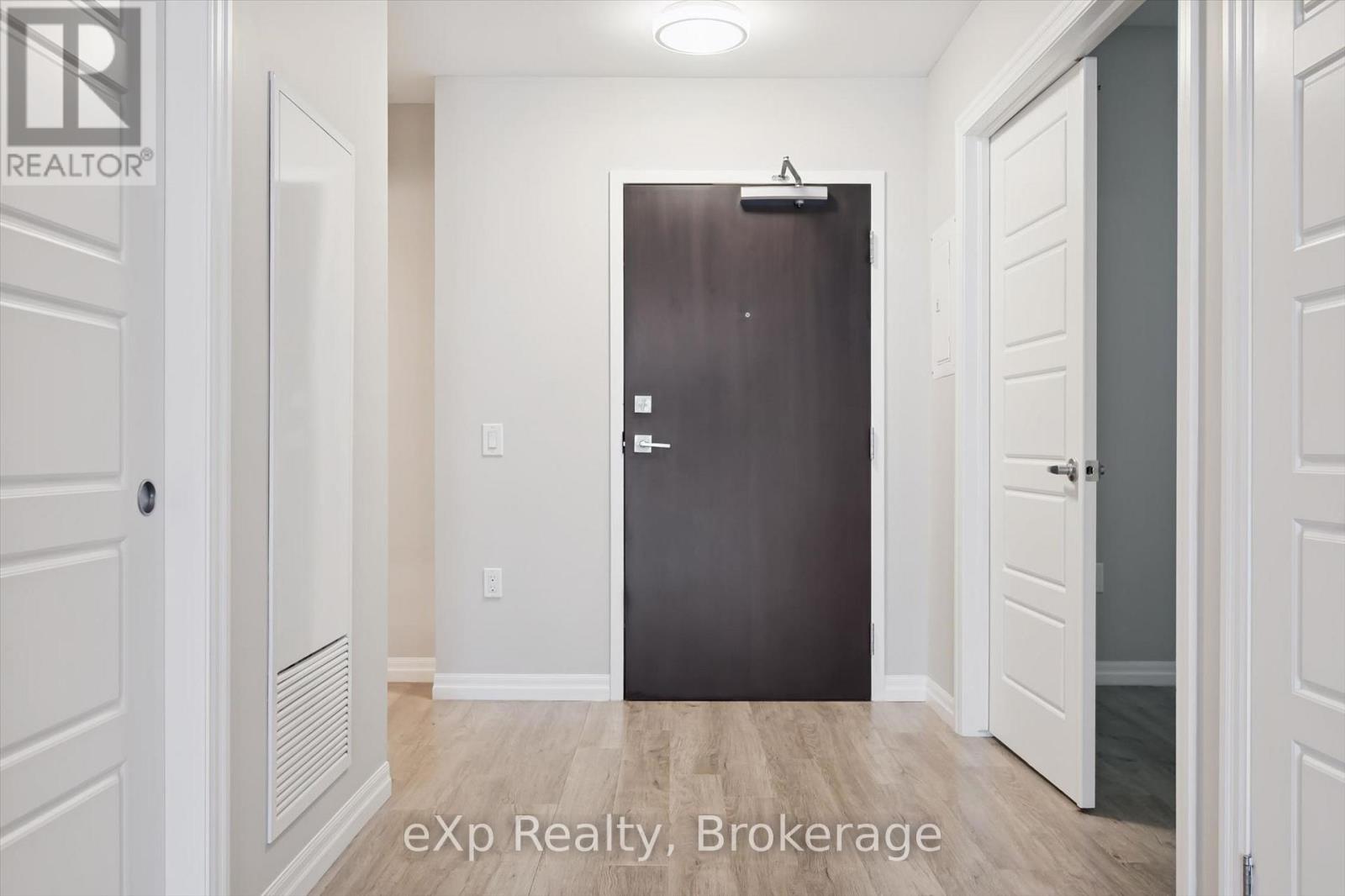 #214 35 KINGSBURY SQUARE - 7