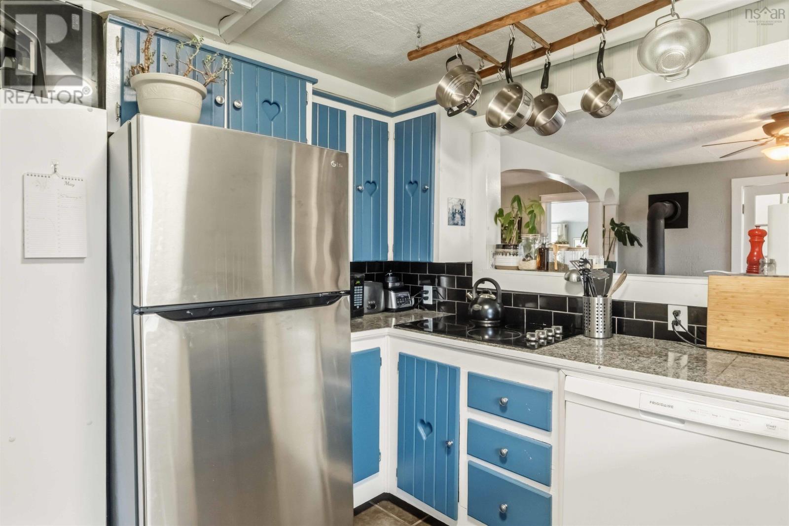 Property 22 of 49 of 25 Willow Street