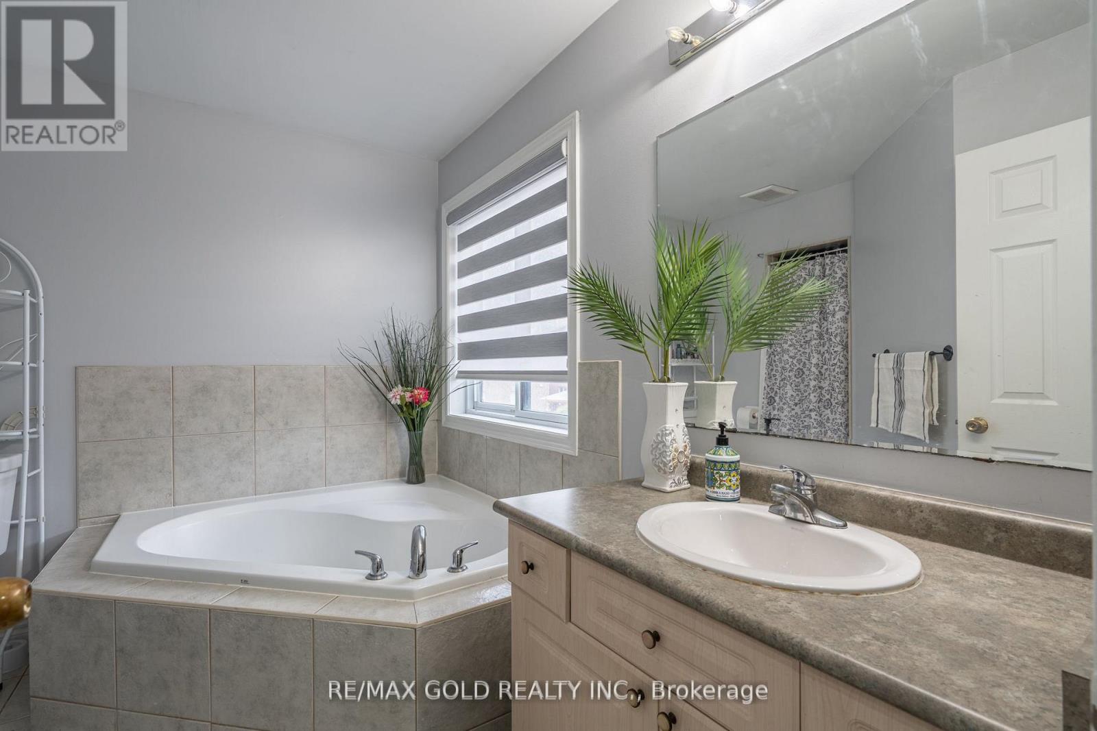8 BAYRIDGE DRIVE - 24
