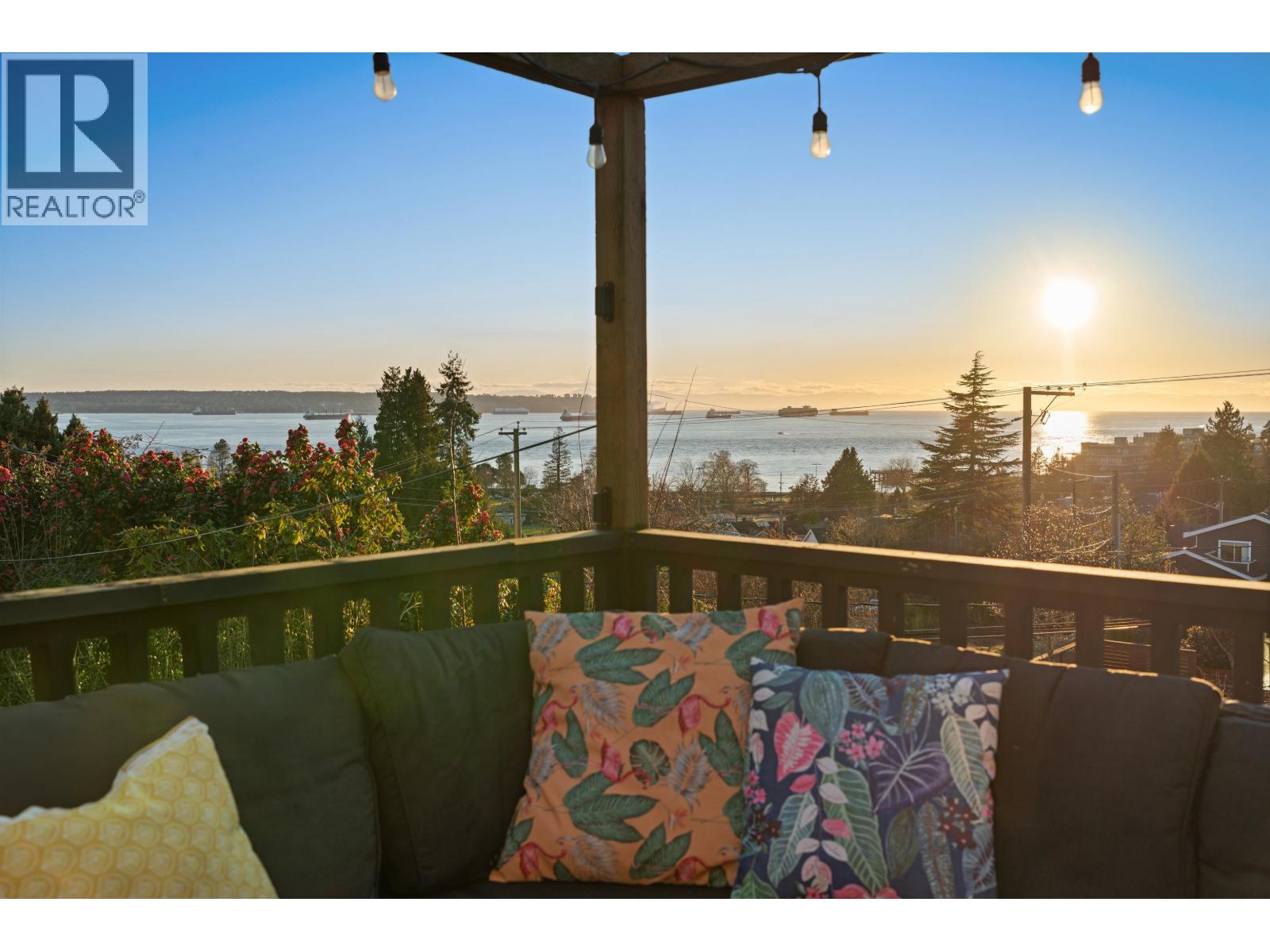 1073 CLYDE AVENUE, West Vancouver