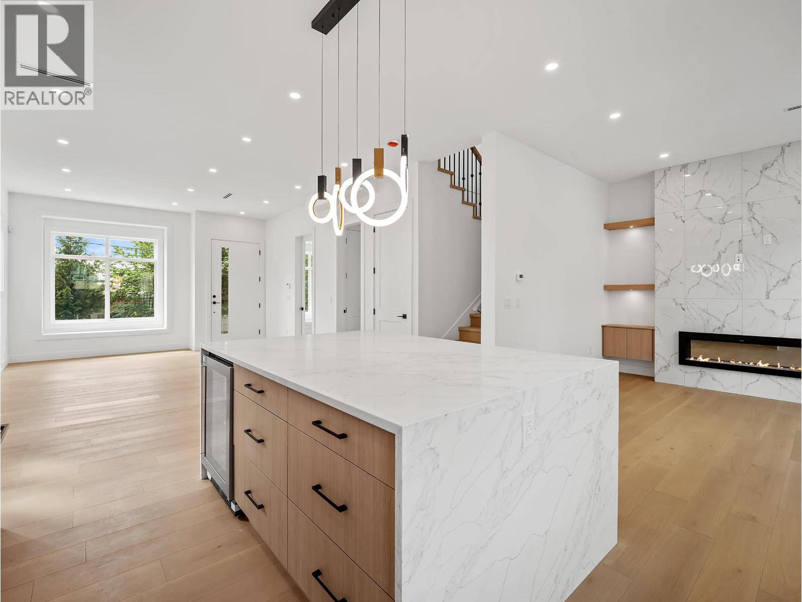 2 6885 AUBREY STREET — photo 2