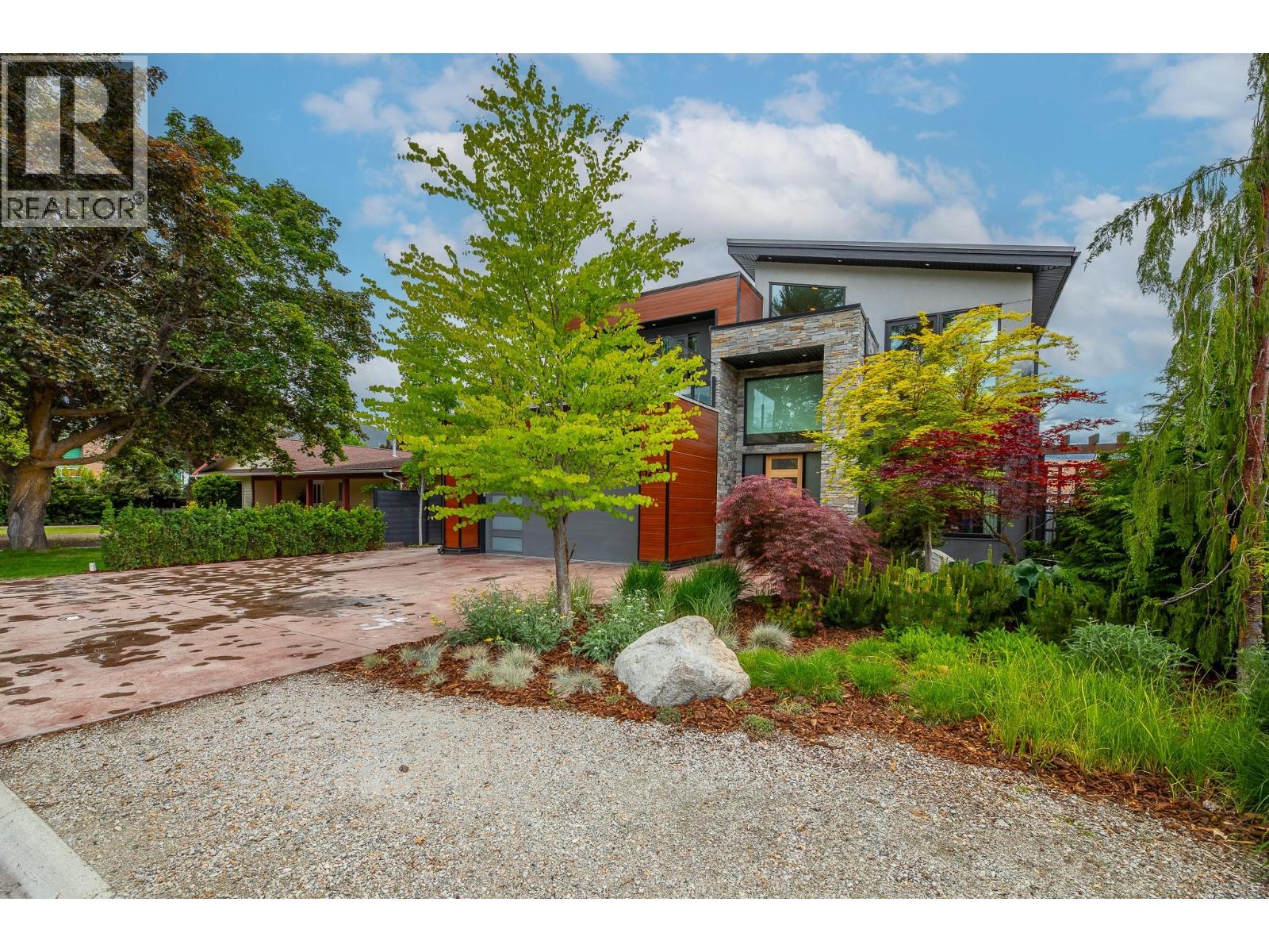 5212 WOODS Avenue, Summerland