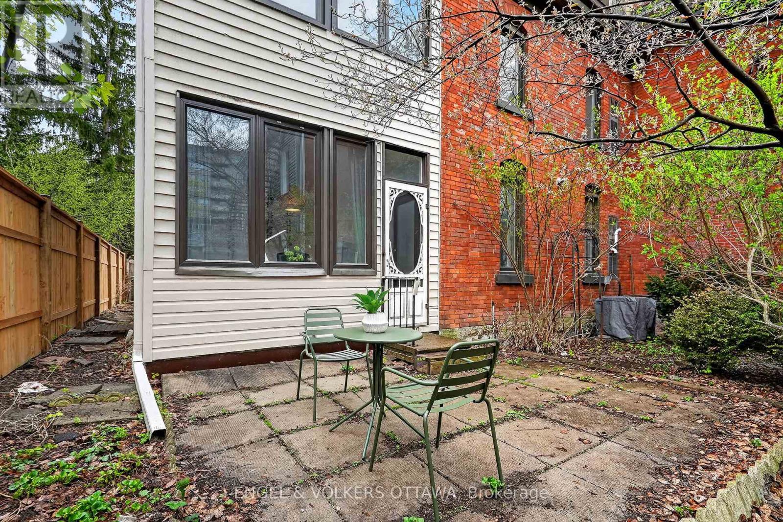 #APT. 2 320 WAVERLEY STREET W - 25