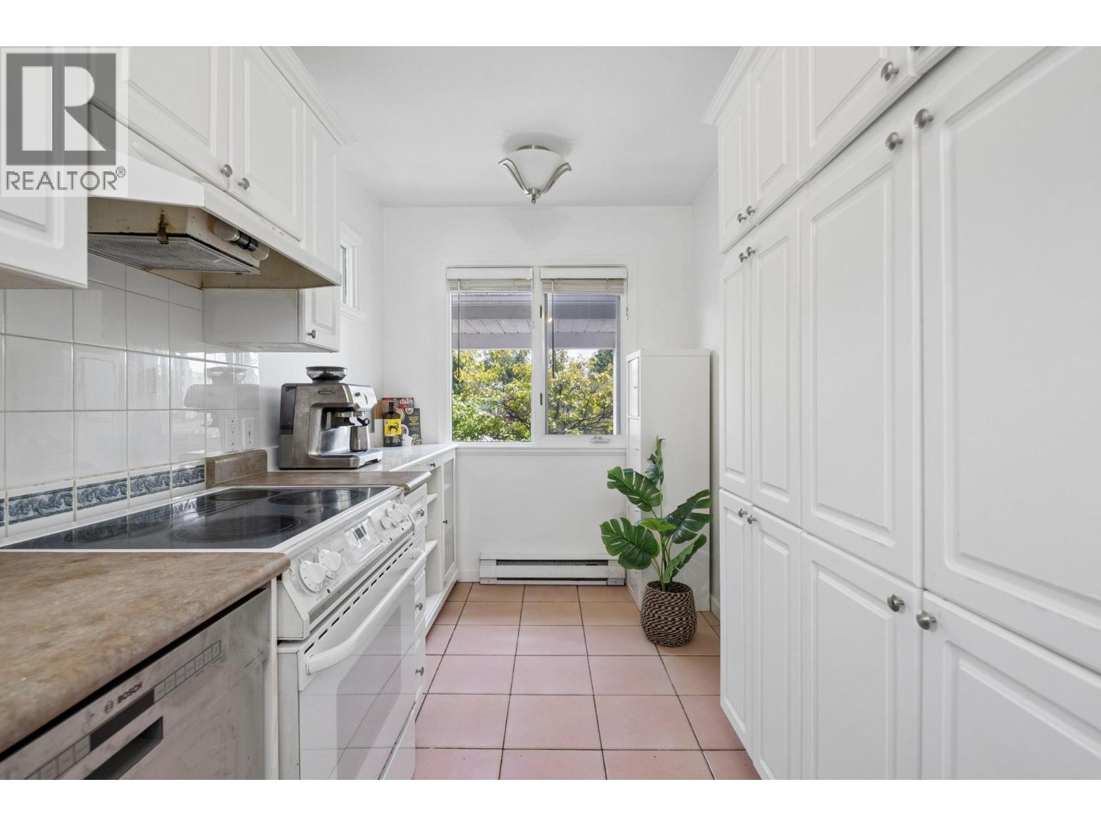 207 1518 BOWSER AVENUE, North Vancouver