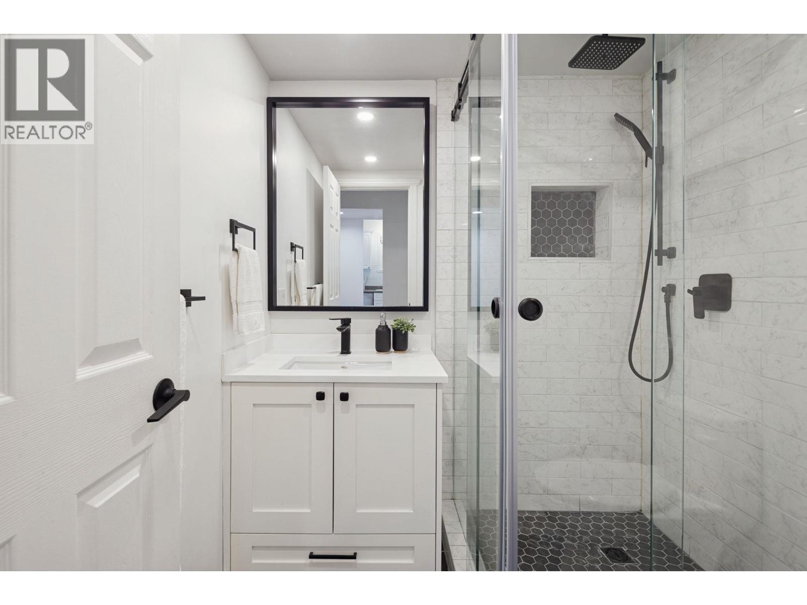207 1518 BOWSER AVENUE, North Vancouver