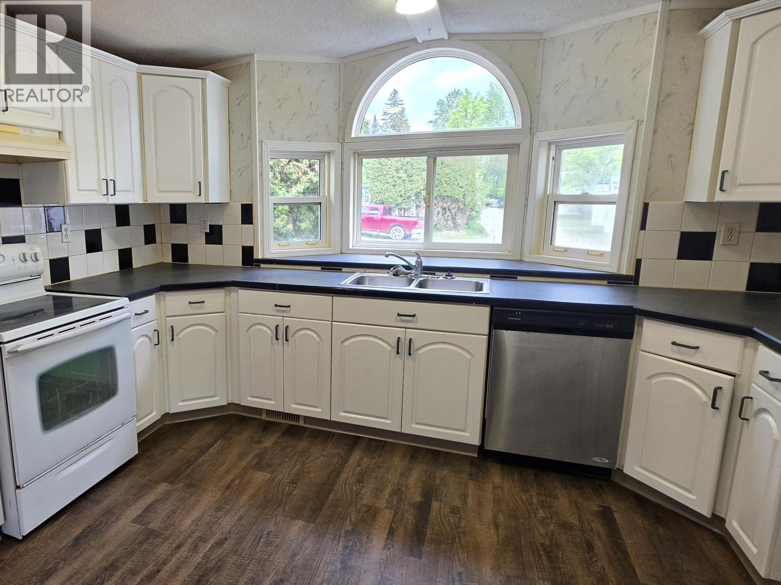#38 654 NORTH FRASER DRIVE - 11