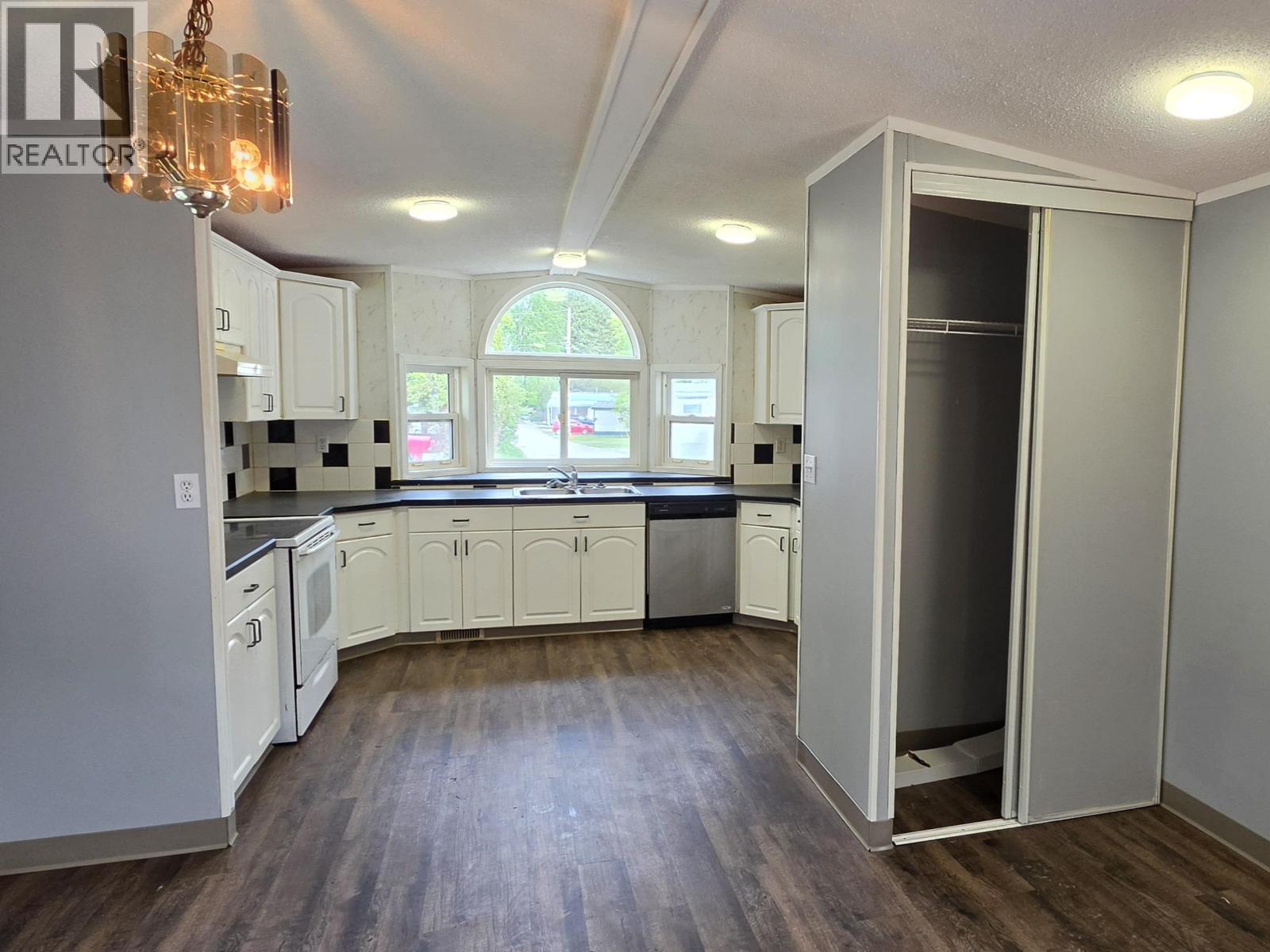 #38 654 NORTH FRASER DRIVE - 9