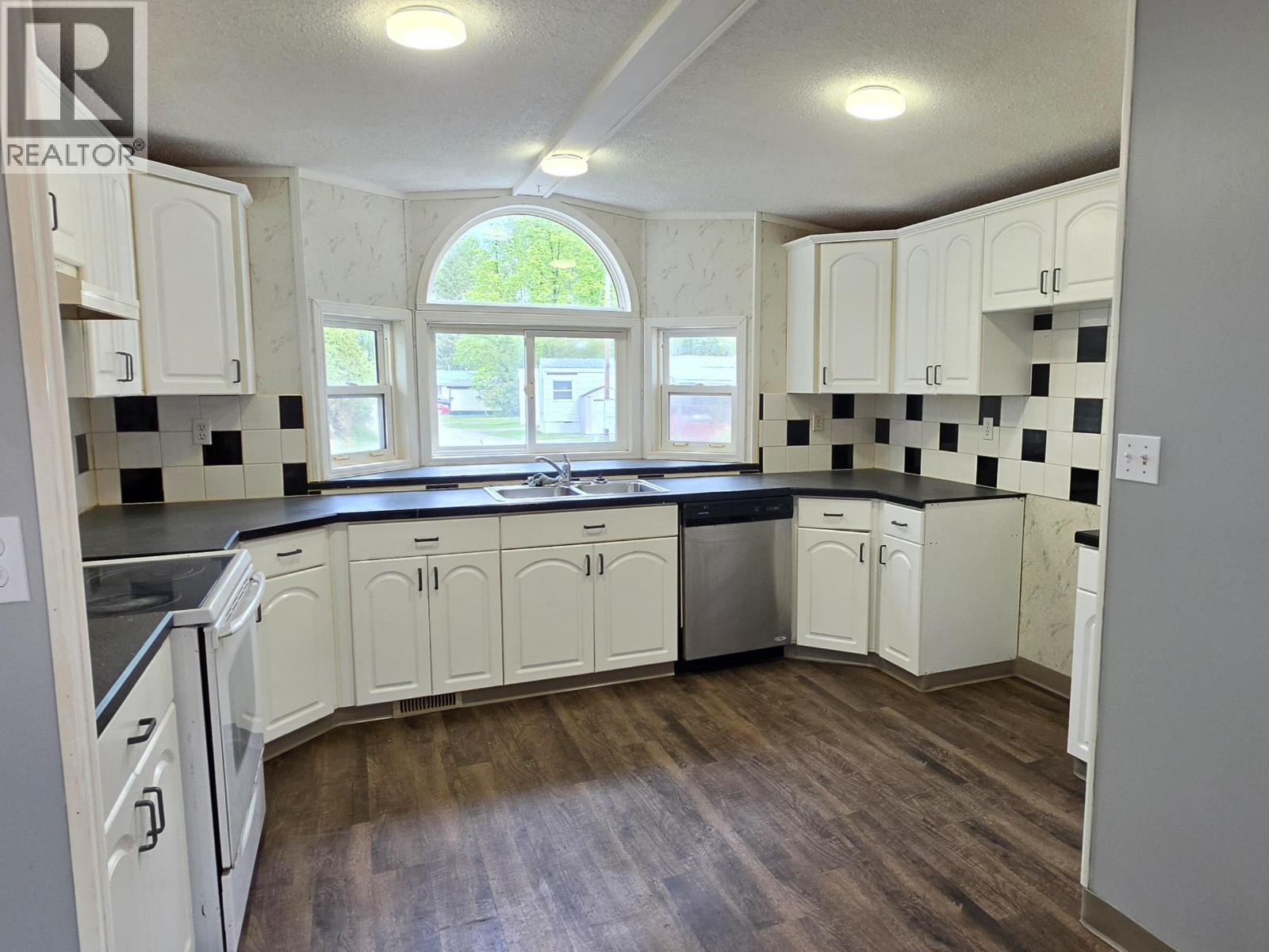 #38 654 NORTH FRASER DRIVE - 10