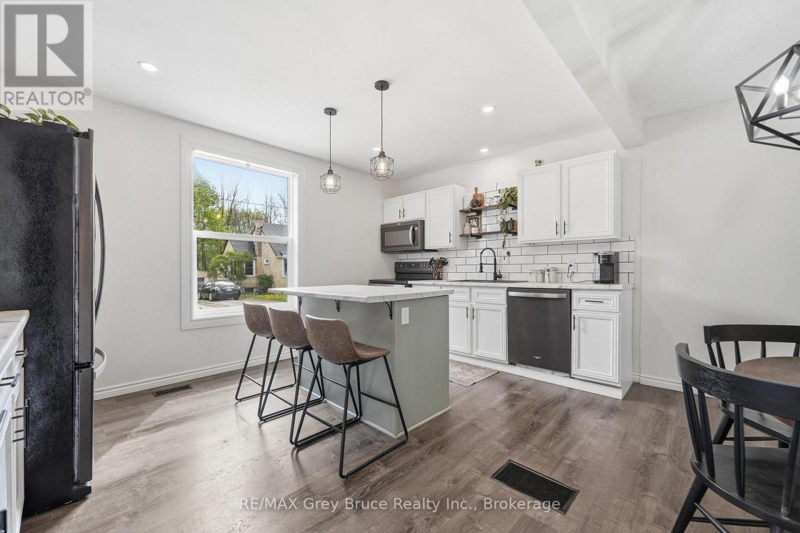 230 2ND AVENUE SE - 10