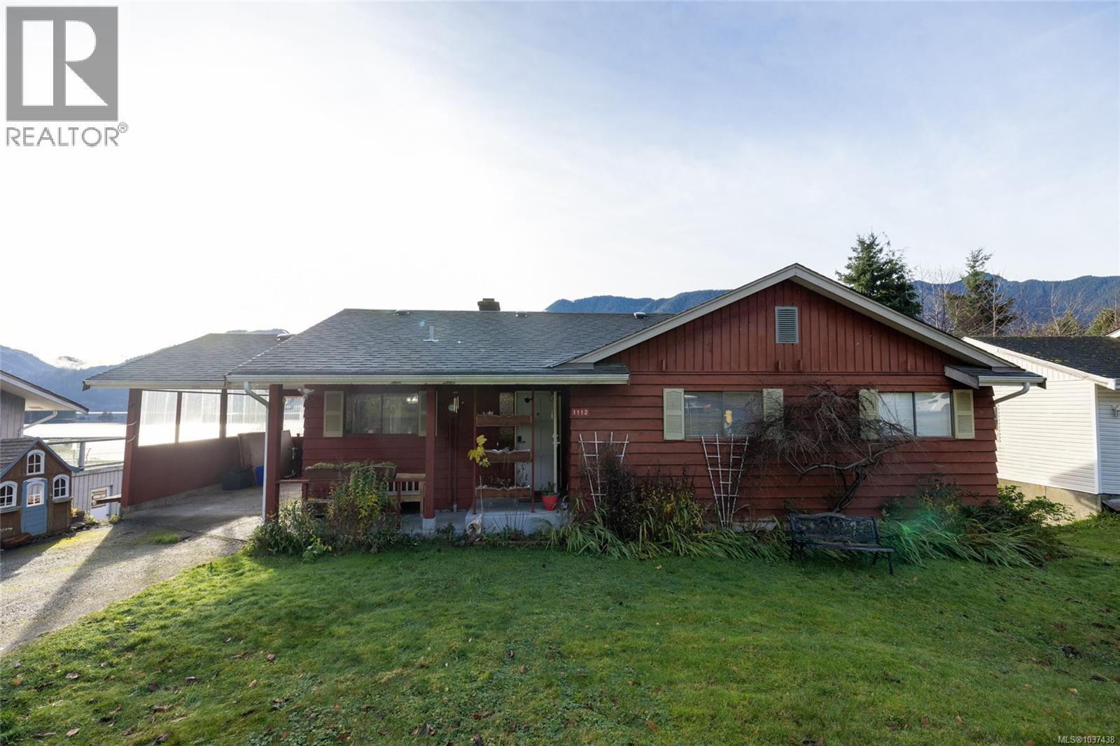 1112 Maquinna Ave - 2