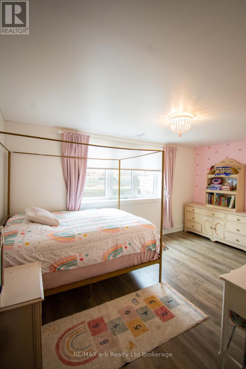 3 BELFAST CIRCLE - 32
