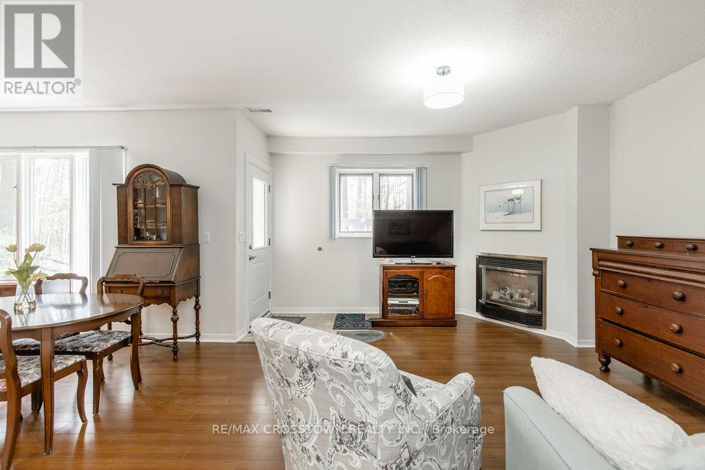 147 ANNE STREET N - 40