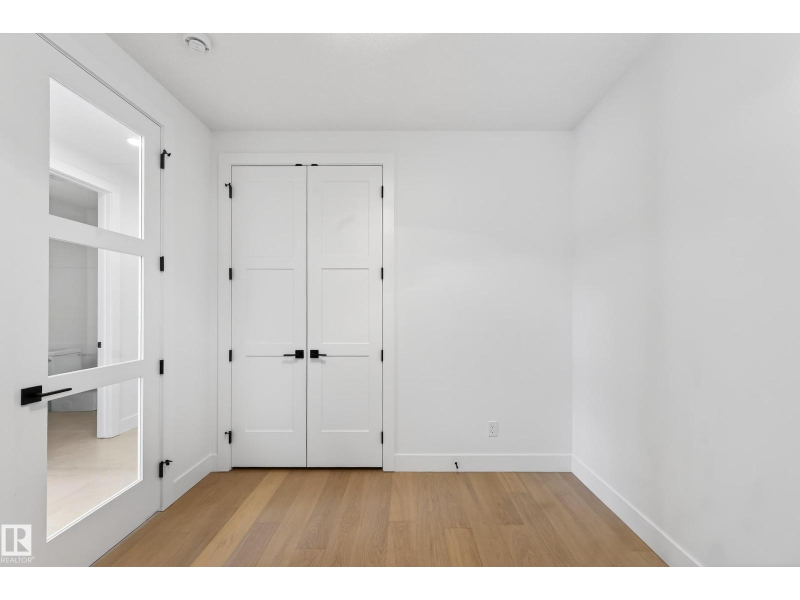 82 Baker ST - 13