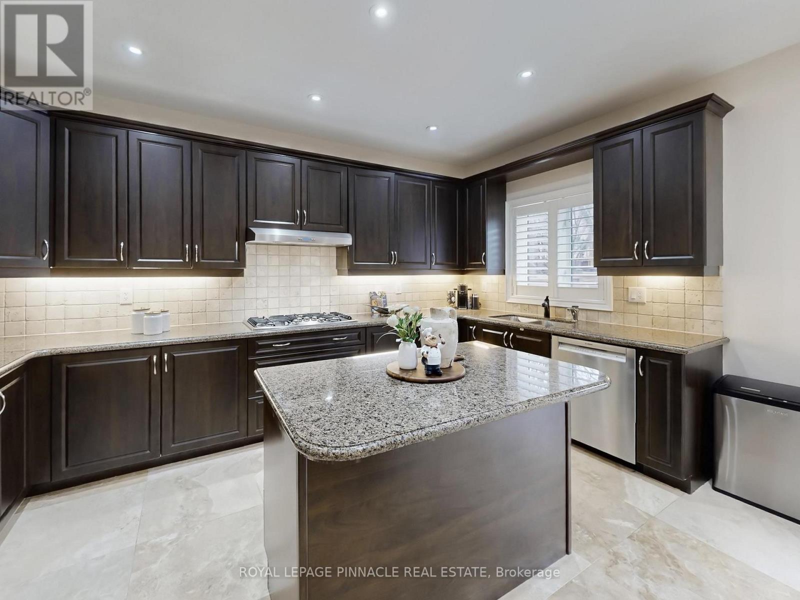 33 GAMBIT AVENUE - 9