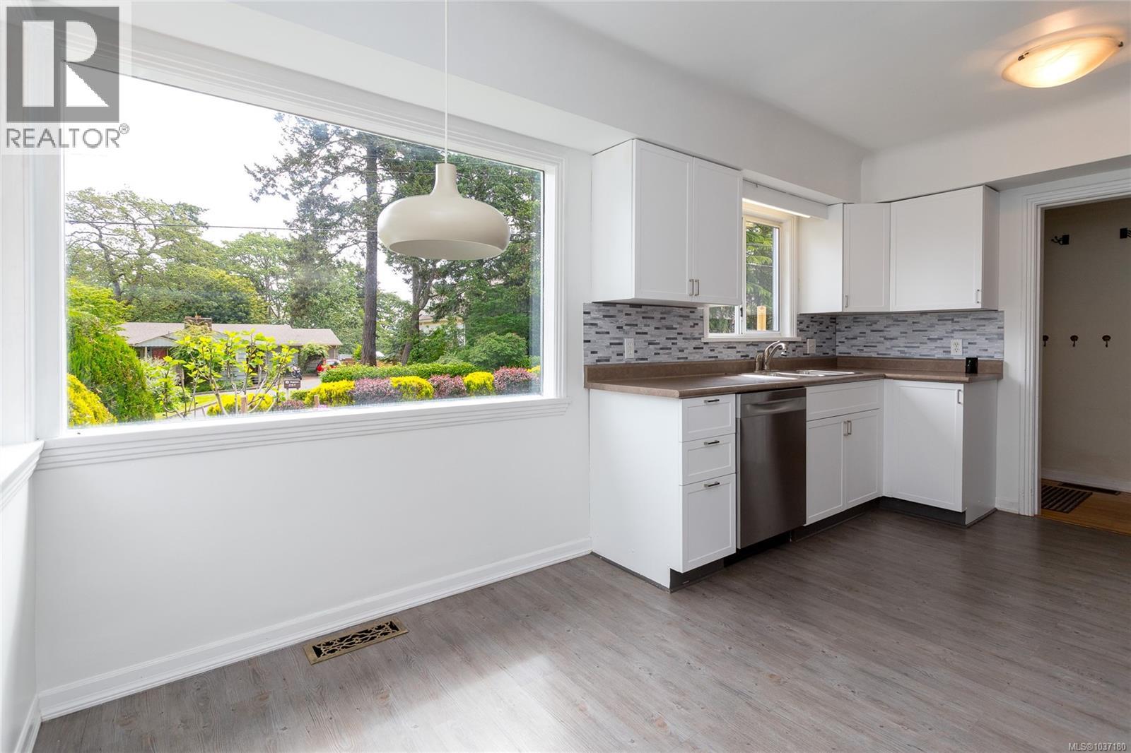 #1 752 Lampson St - 13
