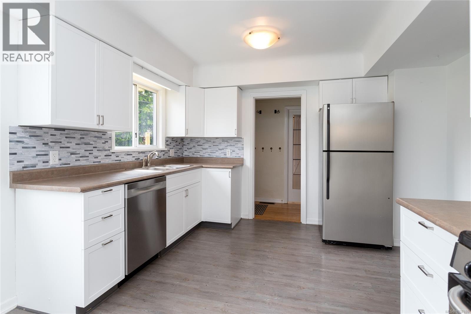#1 752 Lampson St - 14