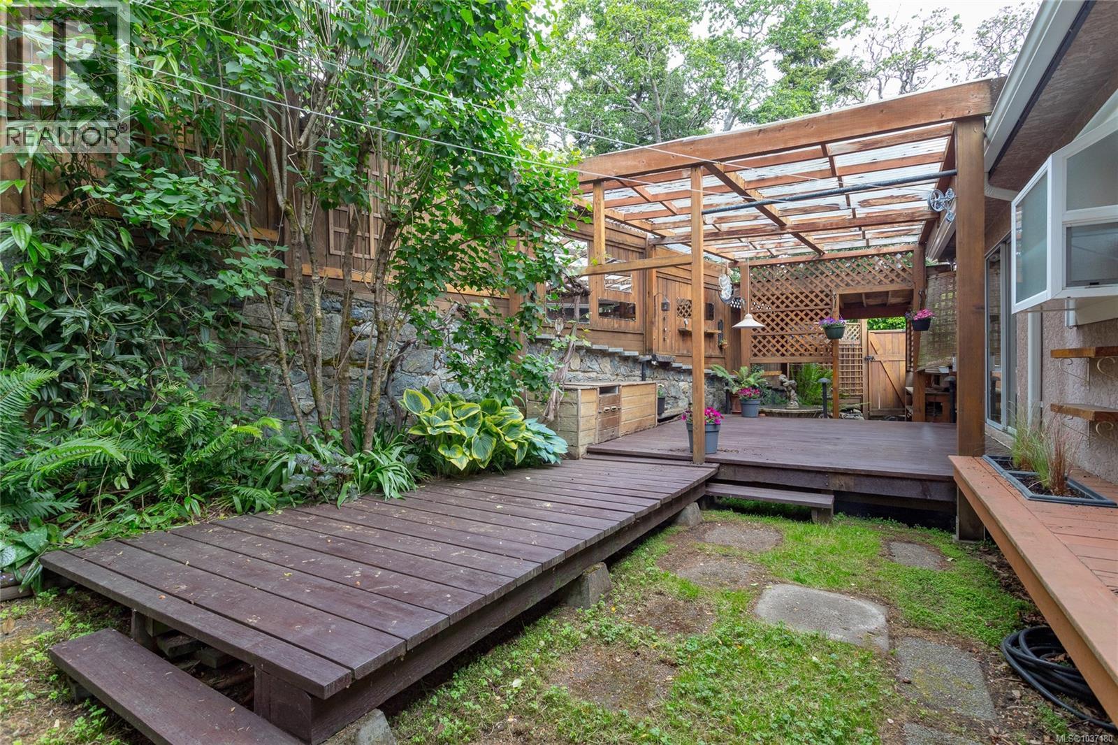 #1 752 Lampson St - 38