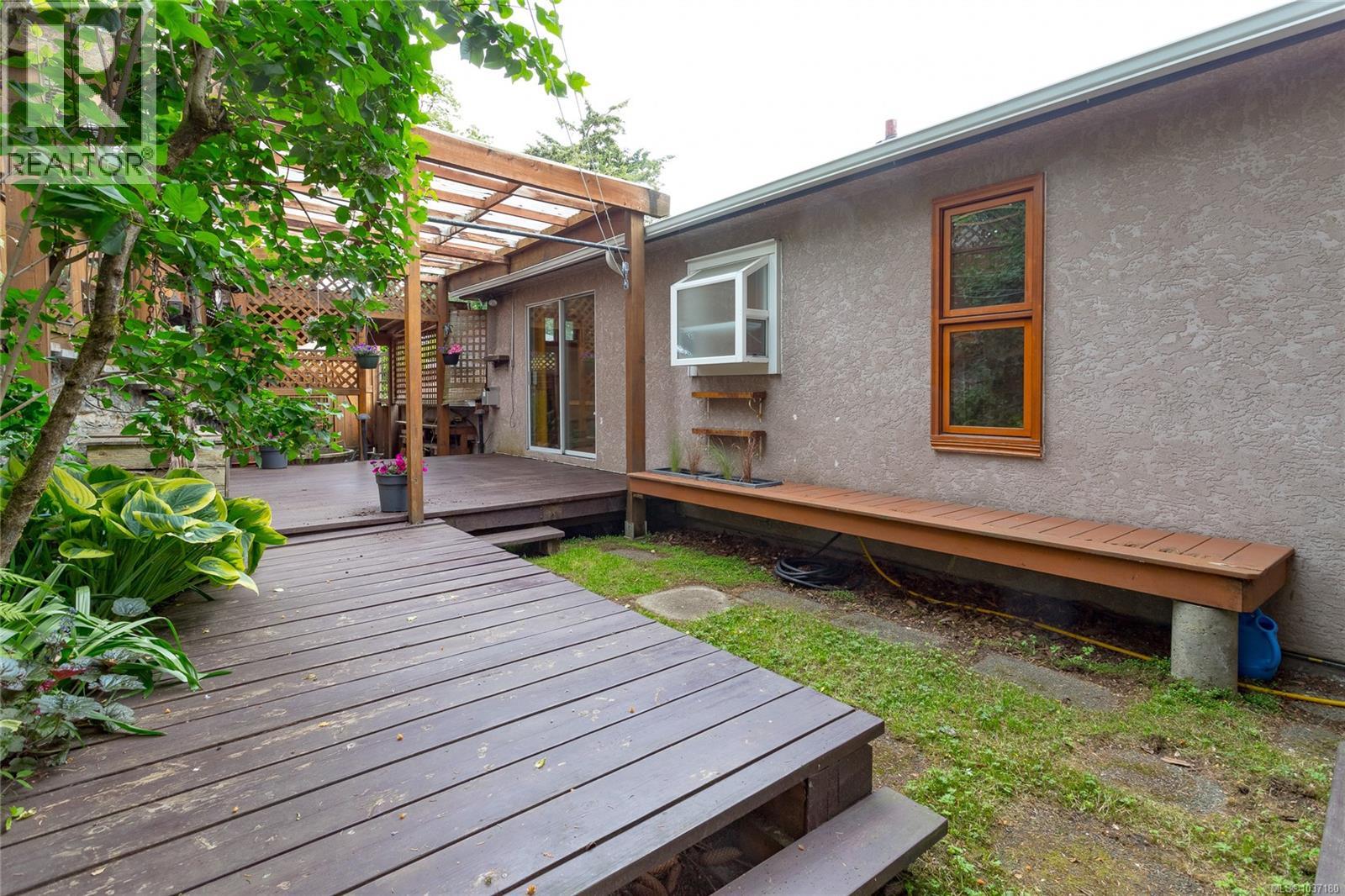 #1 752 Lampson St - 39