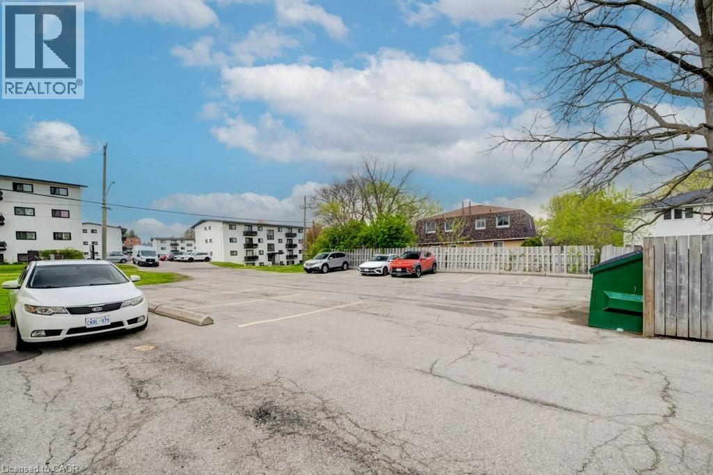 8 AMOS Avenue Unit# 6, Waterloo, Ontario, N2L2W7 — Photo 3